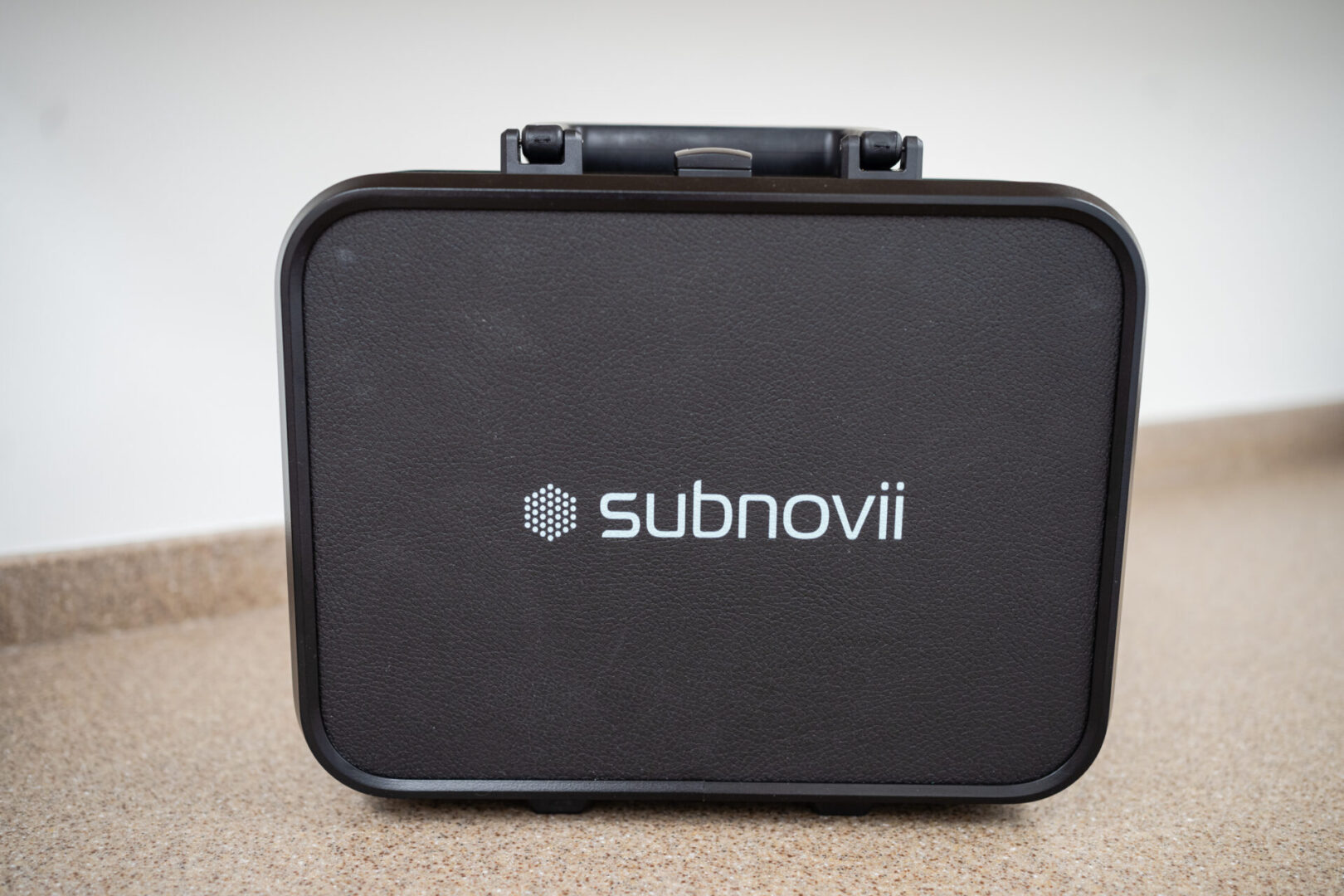 A black box with the subnovii logo on it.